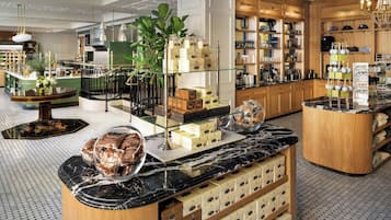 3 restaurantes; se sirven desayunos, comidas y cenas