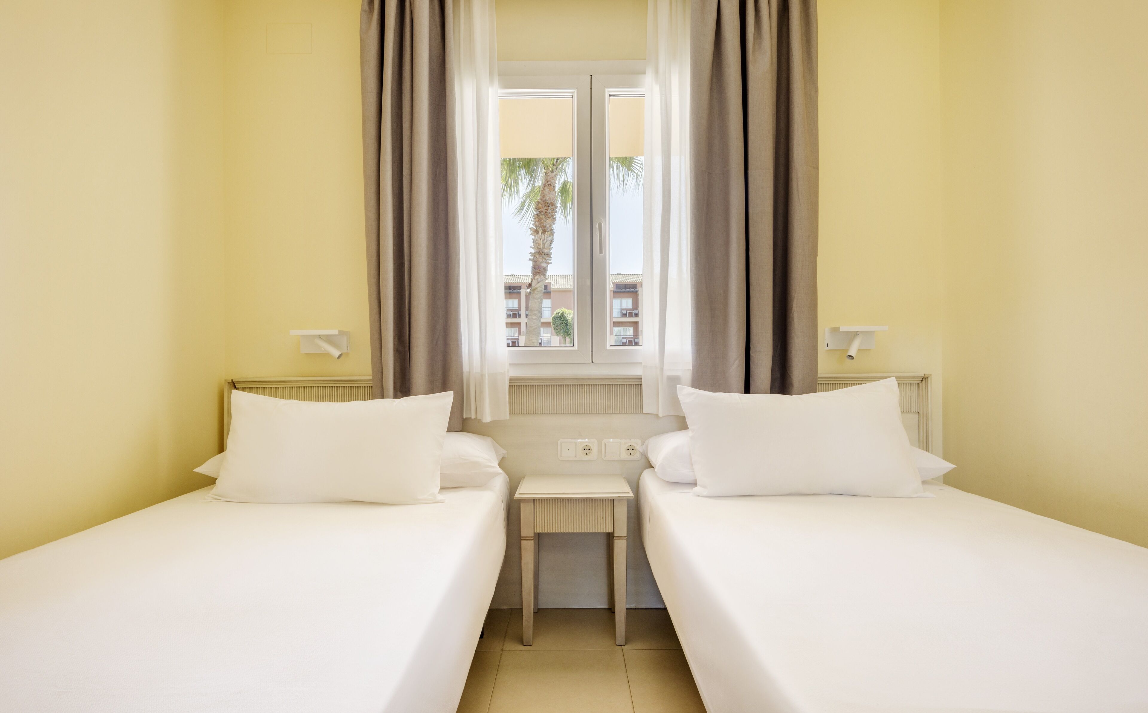 Safe på rommet, skrivebord, blendingsgardiner og strykejern/-brett