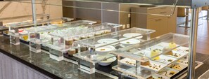 Petit déjeuner, déjeuner et dîner servis sur place