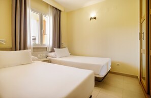 2 bedrooms, in-room safe, desk, blackout drapes