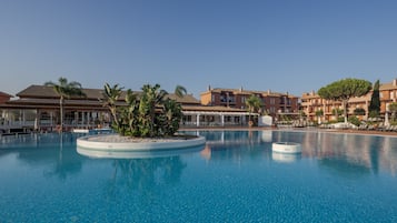 2 piscines extérieures, parasols de plage, chaises longues