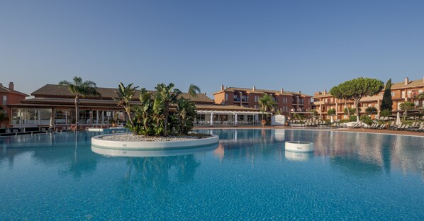 2 piscines extérieures, parasols de plage, chaises longues