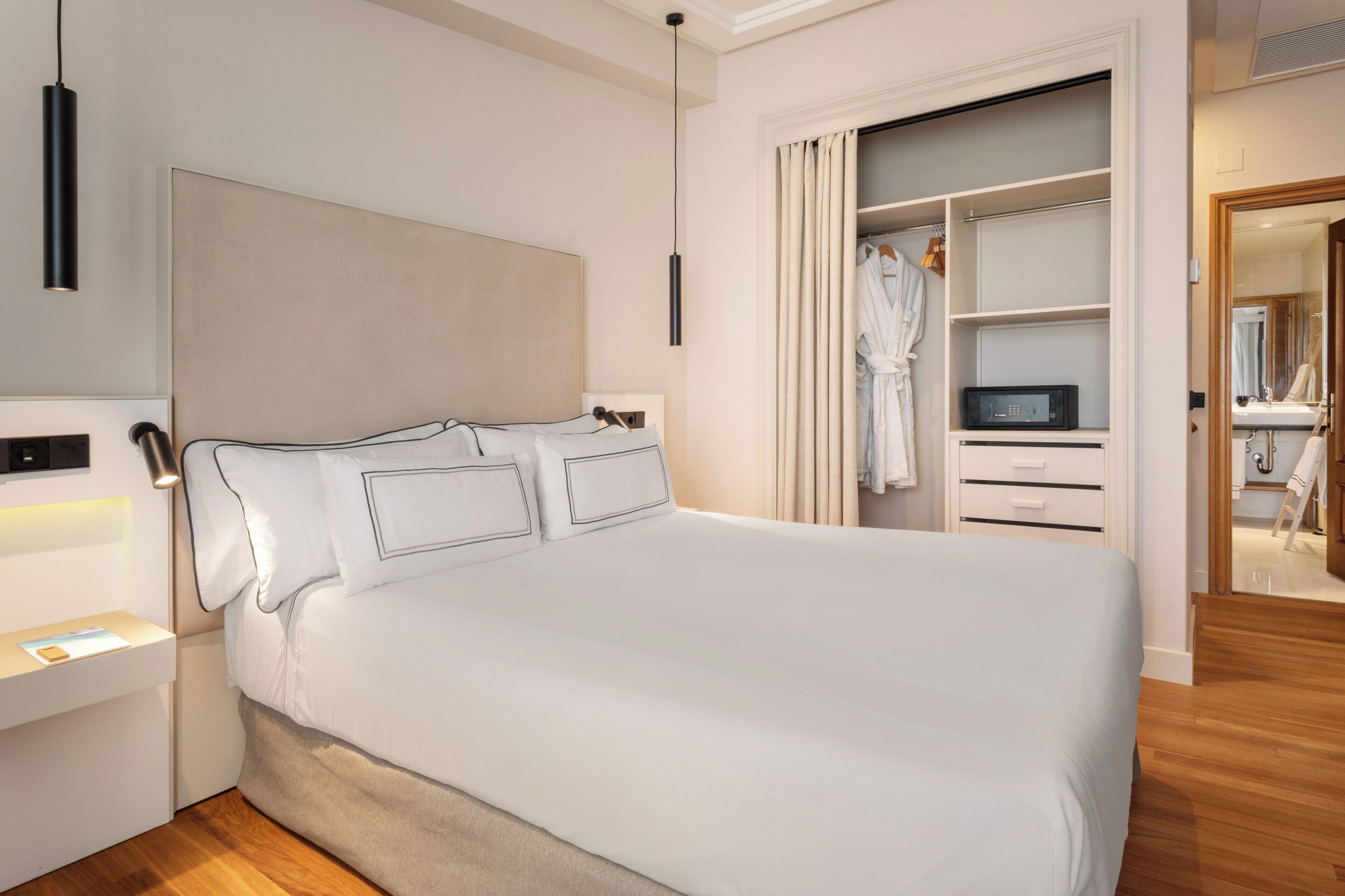 Caja de seguridad en la habitación, escritorio y cortinas blackout 