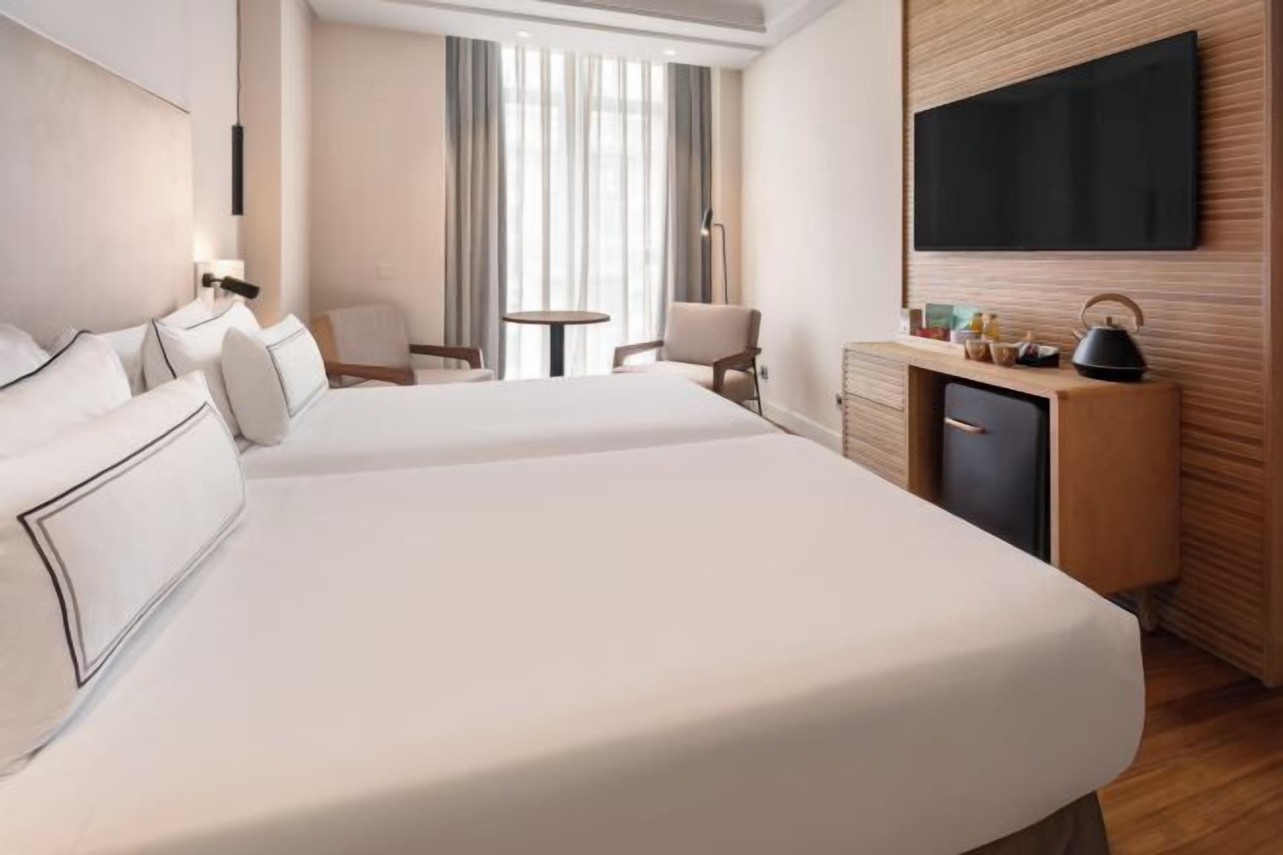 Caja de seguridad en la habitación, escritorio y cortinas blackout 