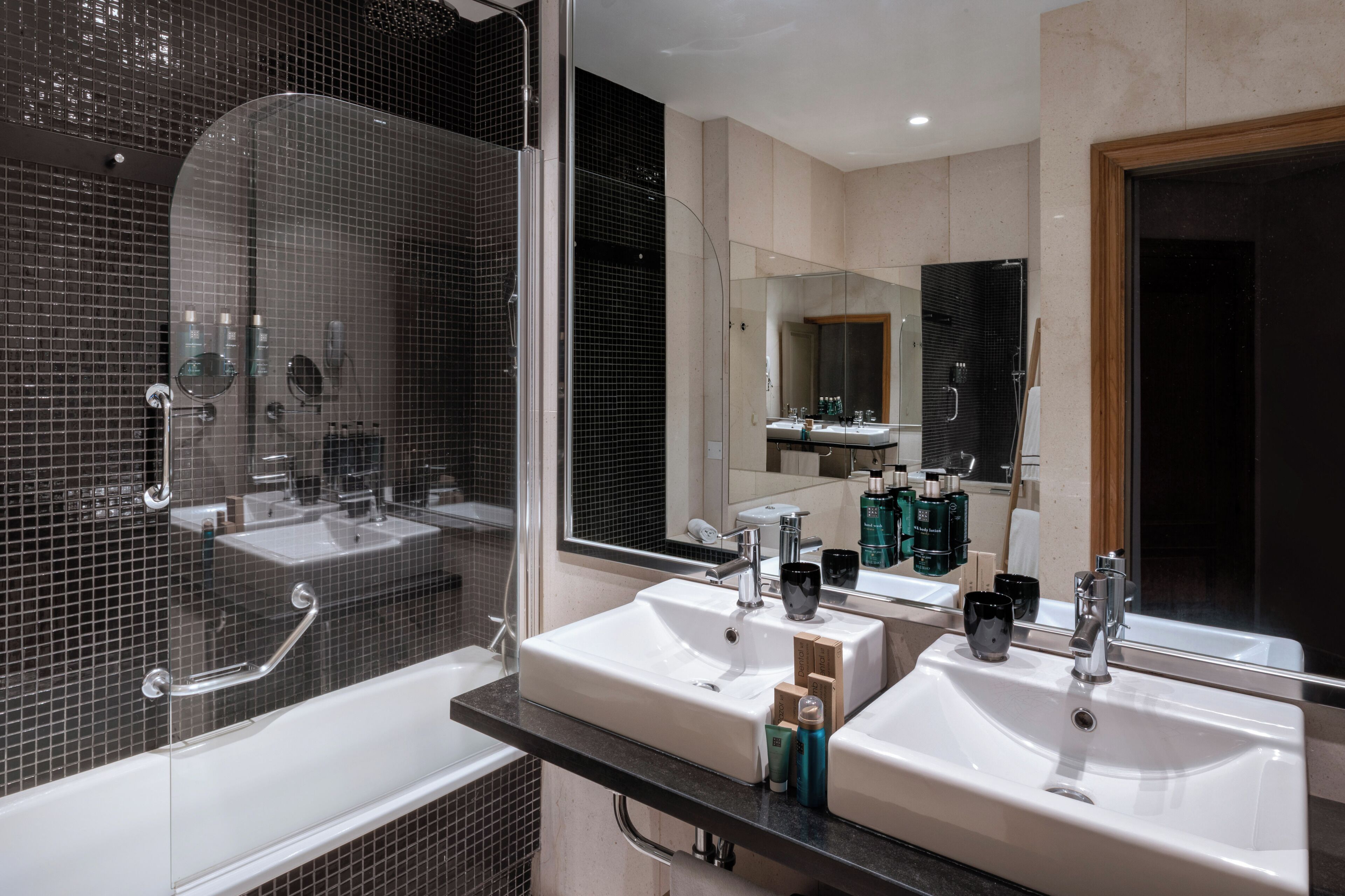 Junior Suite, Sea View | Bathroom | Free toiletries, hair dryer, towels