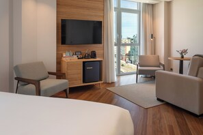 Suite junior, vista al mar | Caja de seguridad en la habitación, escritorio y cortinas blackout