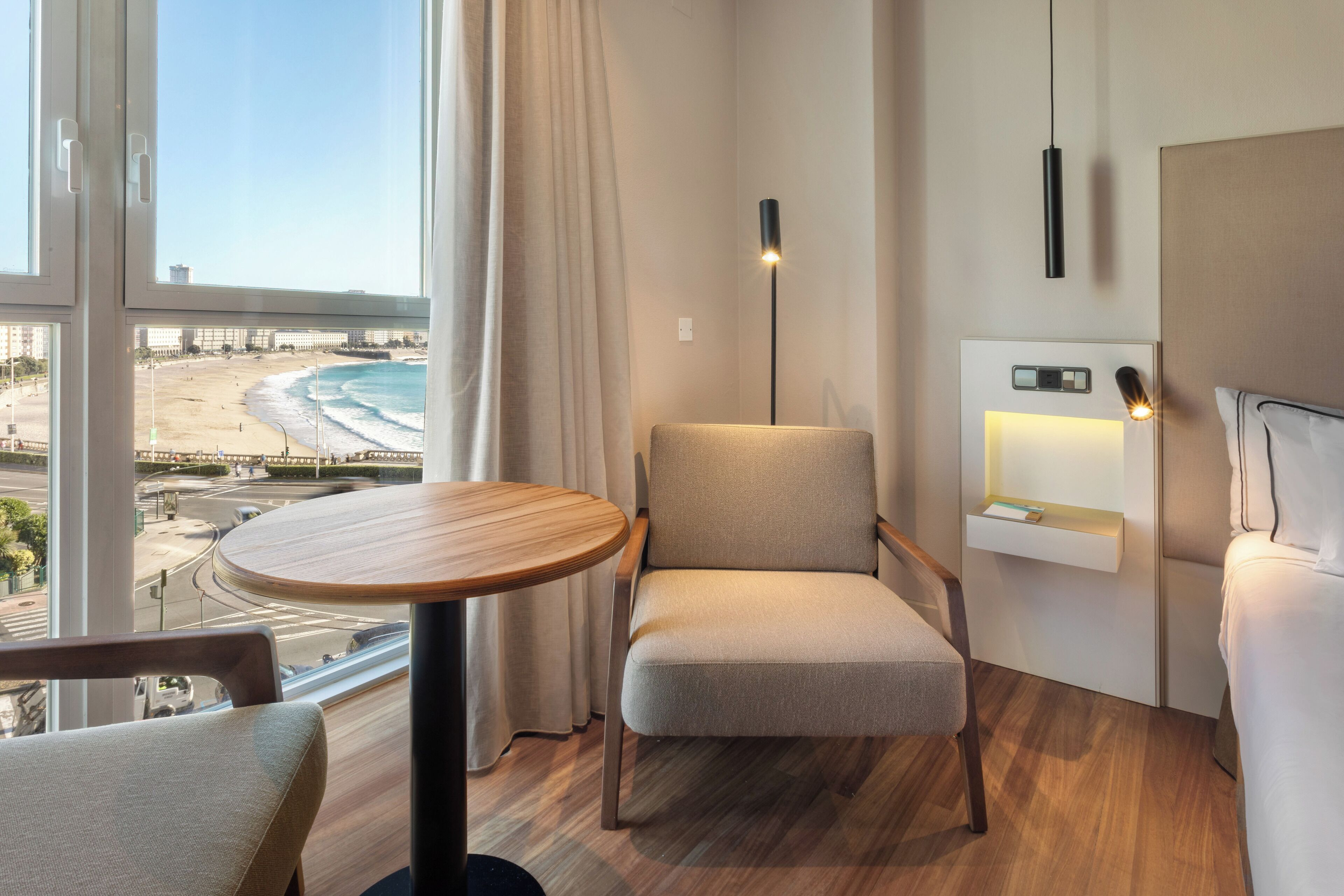 Deluxe kamer, uitzicht op zee | Een kluis op de kamer, een bureau, verduisterende gordijnen