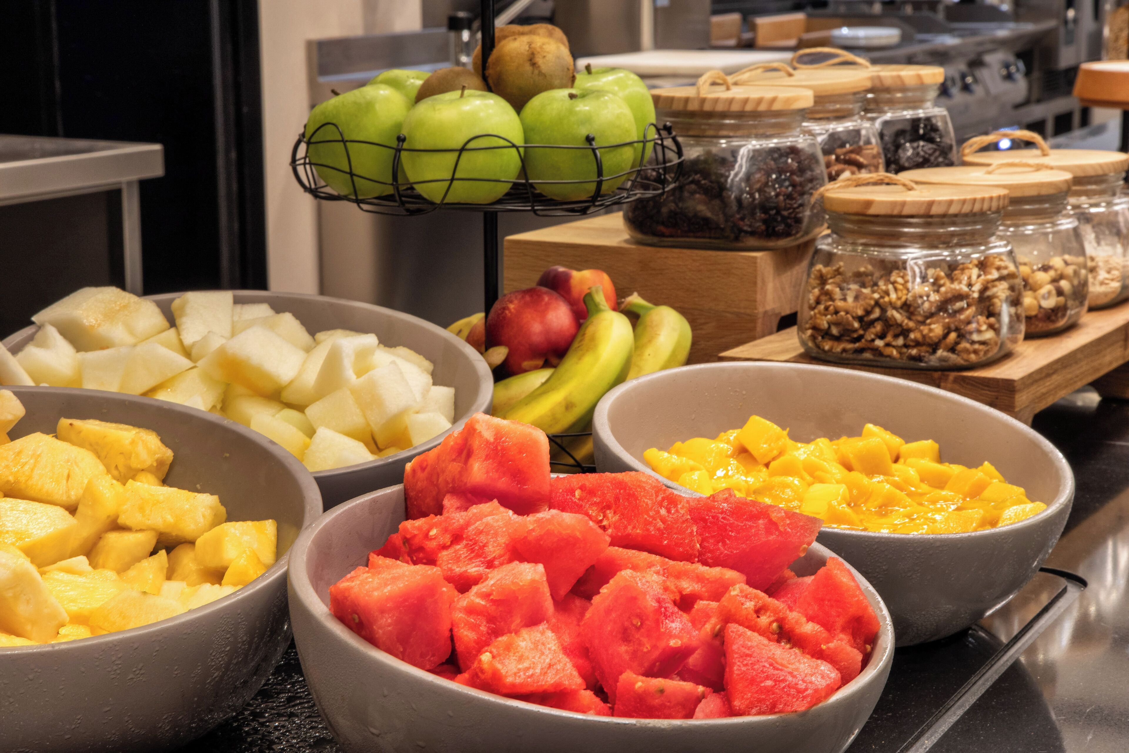 Een buffet met verschillende soorten fruit en noten.
