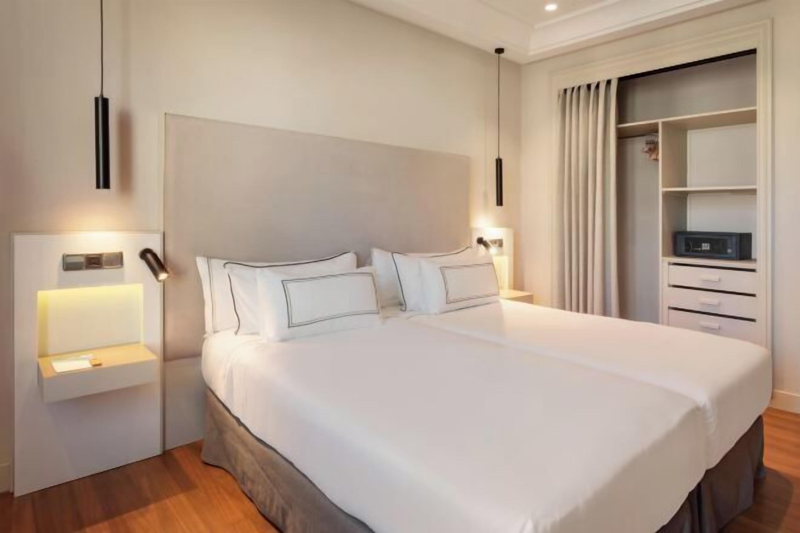 Caja de seguridad en la habitación, escritorio y cortinas blackout 