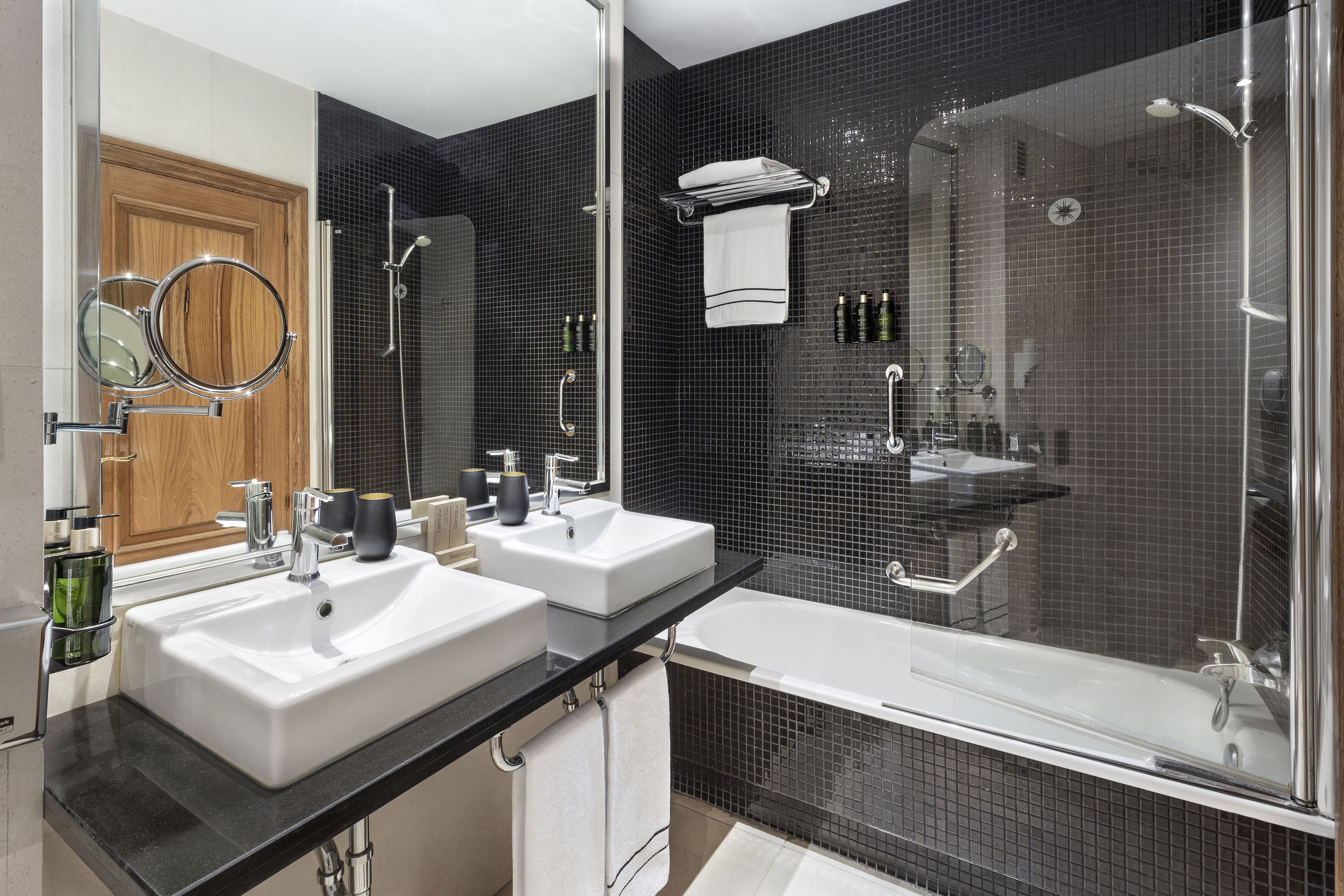 combined shower/bathtub, free toiletries, hair dryer, bidet