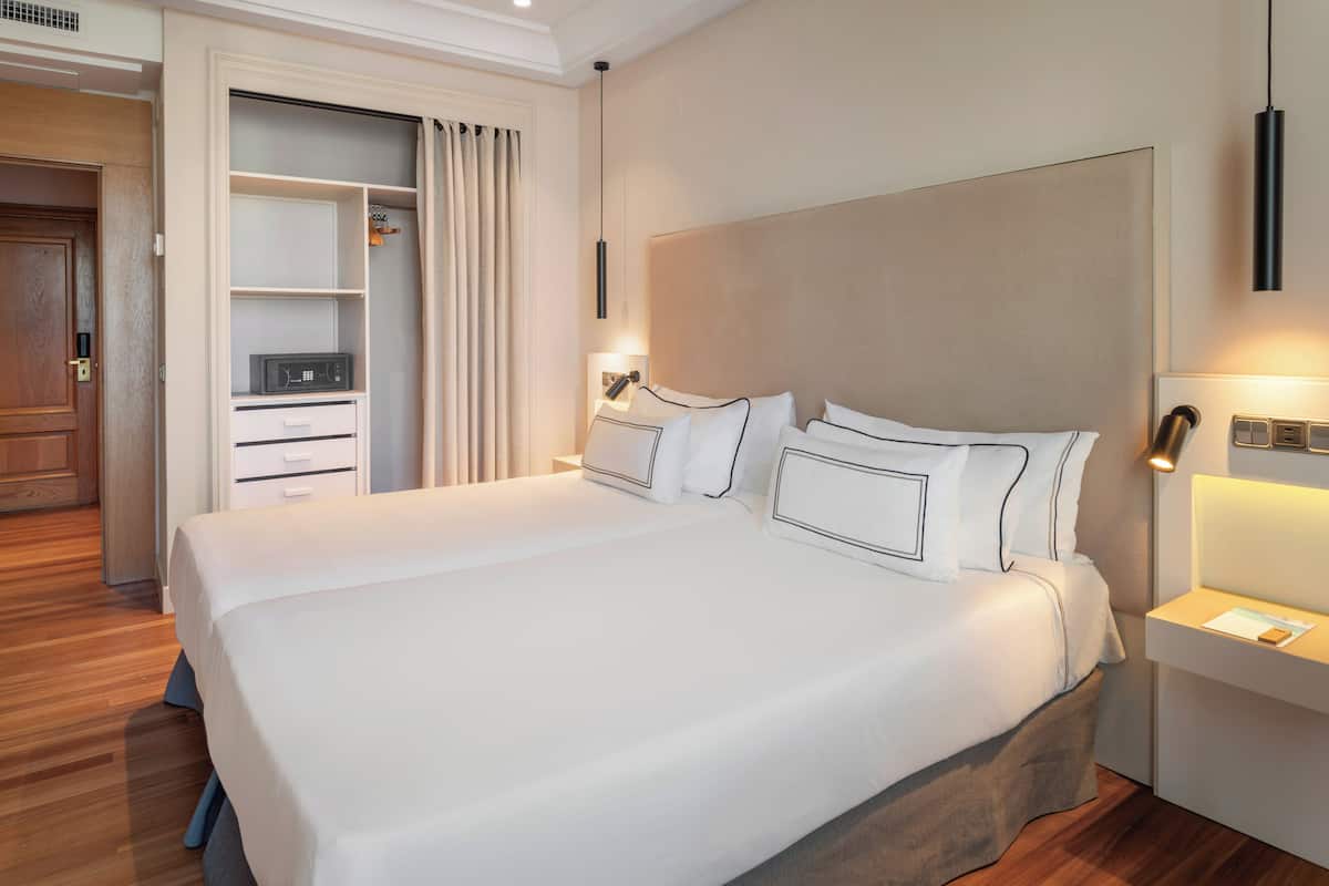 Deluxe Room, Sea View | 1 bedroom, in-room safe, desk, blackout drapes