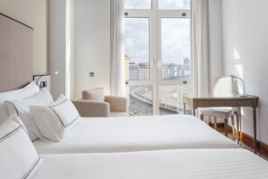 Deluxe Room with Sea and Promenade View | 미니바, 객실 내 금고, 책상, 암막 커튼