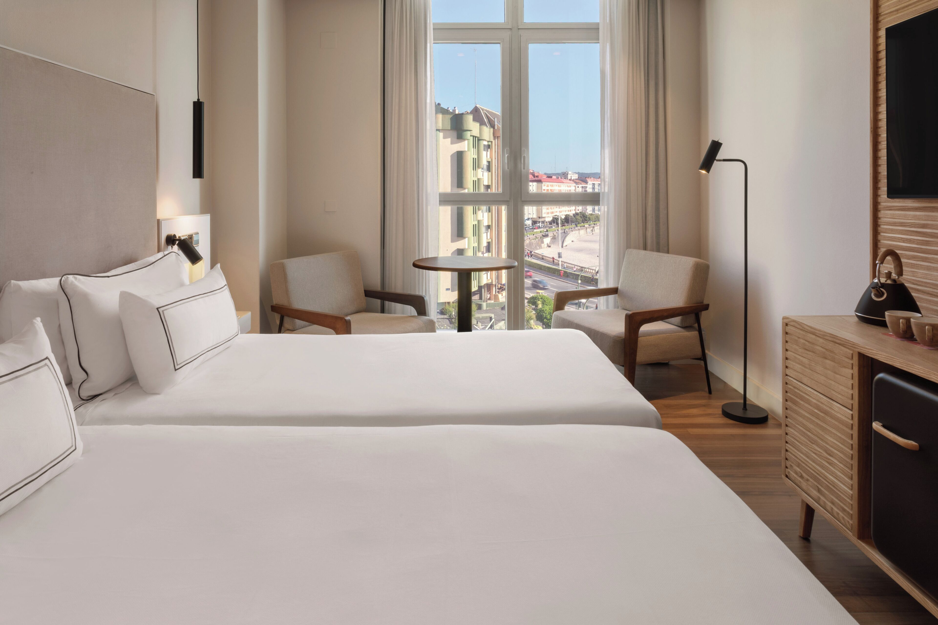 Habitación Deluxe, vistas al mar | Caja fuerte, escritorio, cortinas opacas y tabla de planchar con plancha