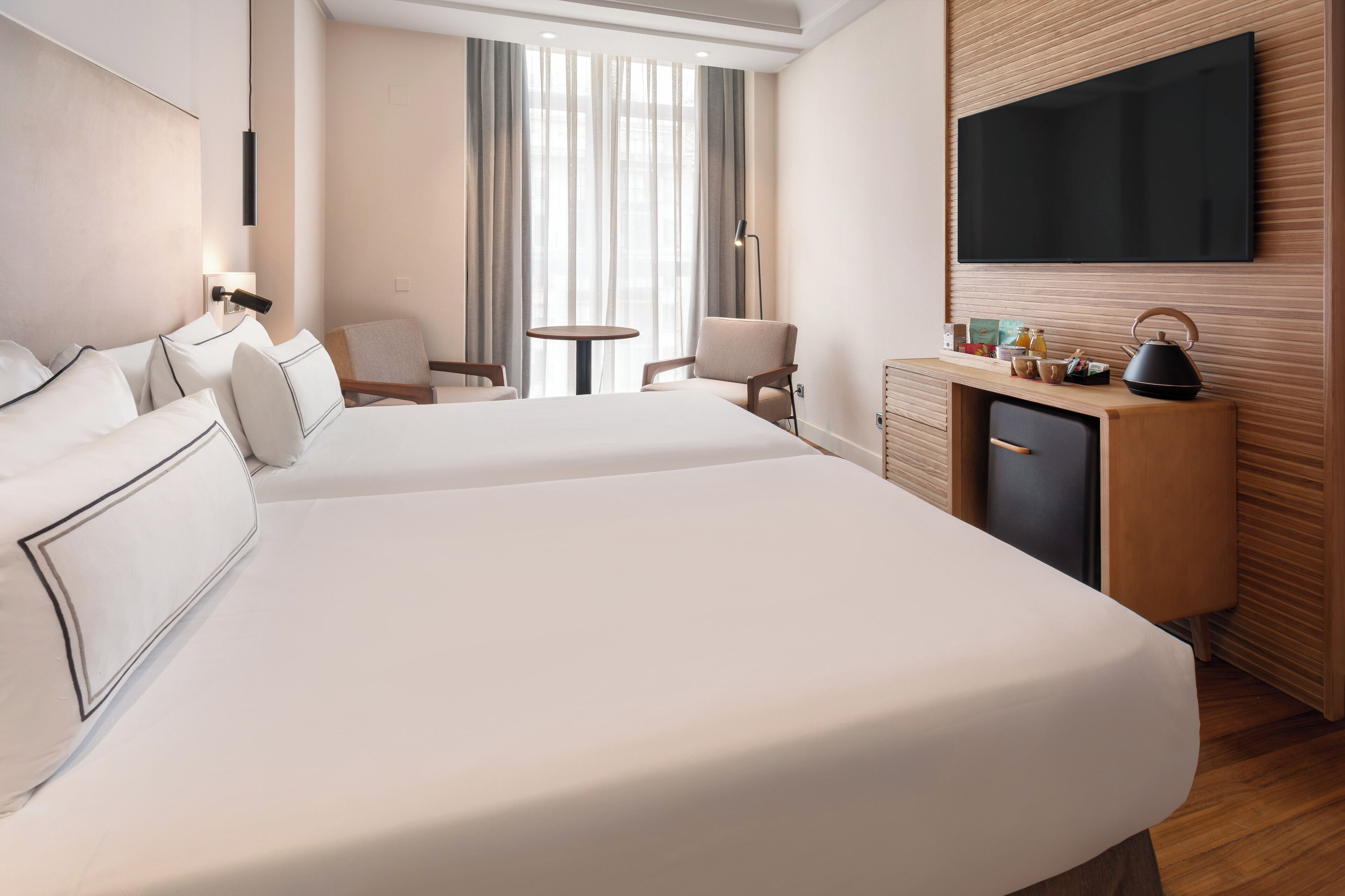 Caja de seguridad en la habitación, escritorio y cortinas blackout 