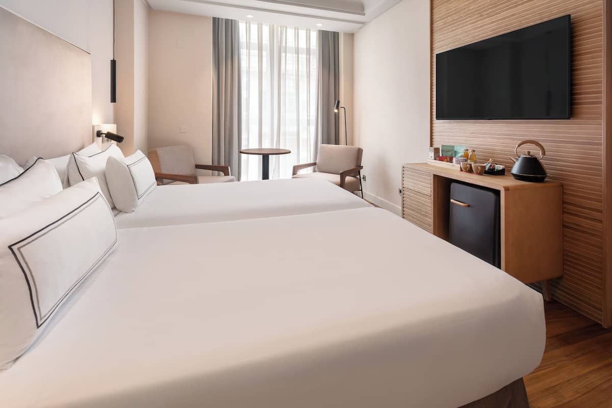 1 phòng ngủ, minibar, két bảo mật tại phòng, bàn