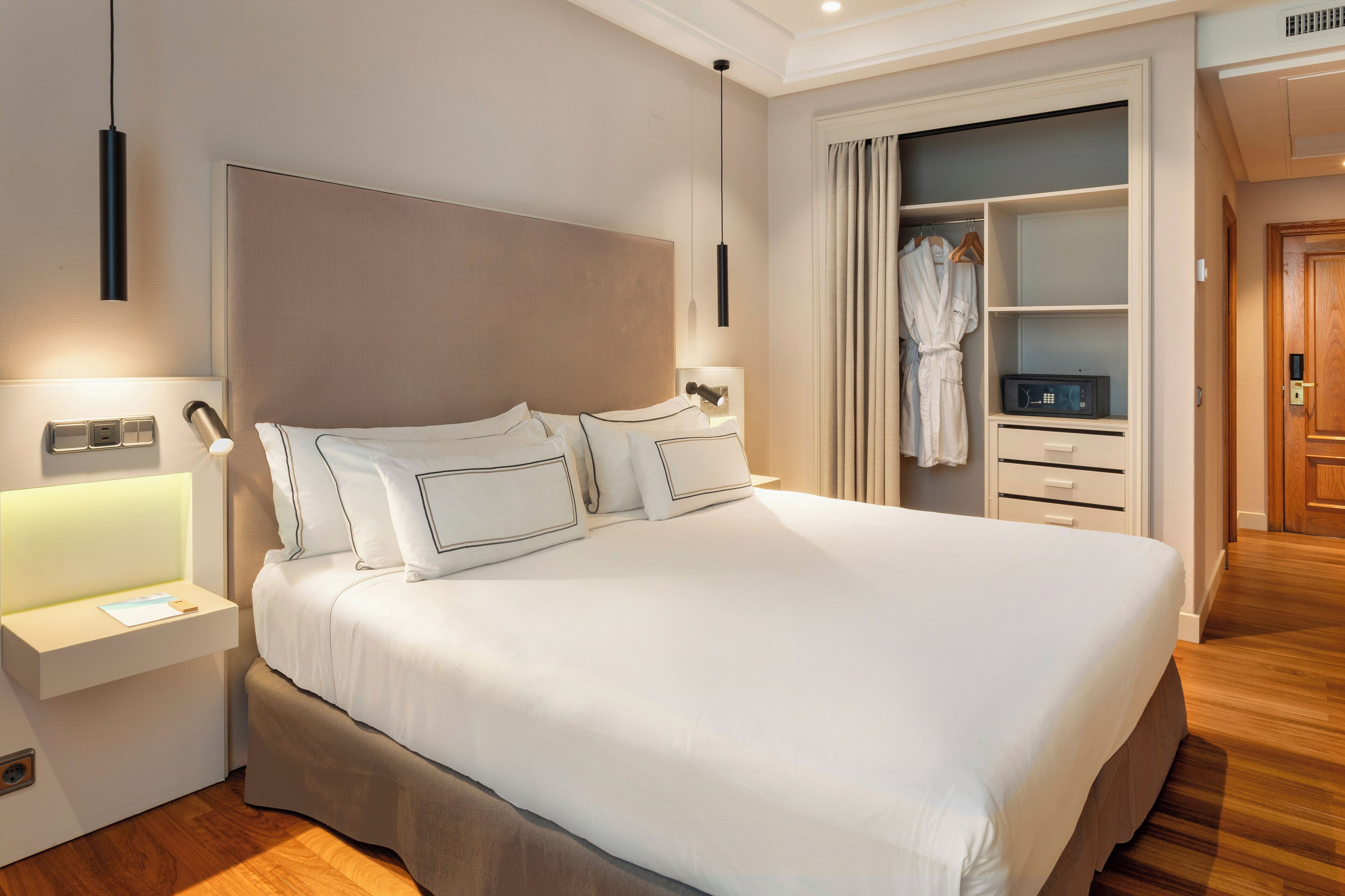 Caja de seguridad en la habitación, escritorio y cortinas blackout 