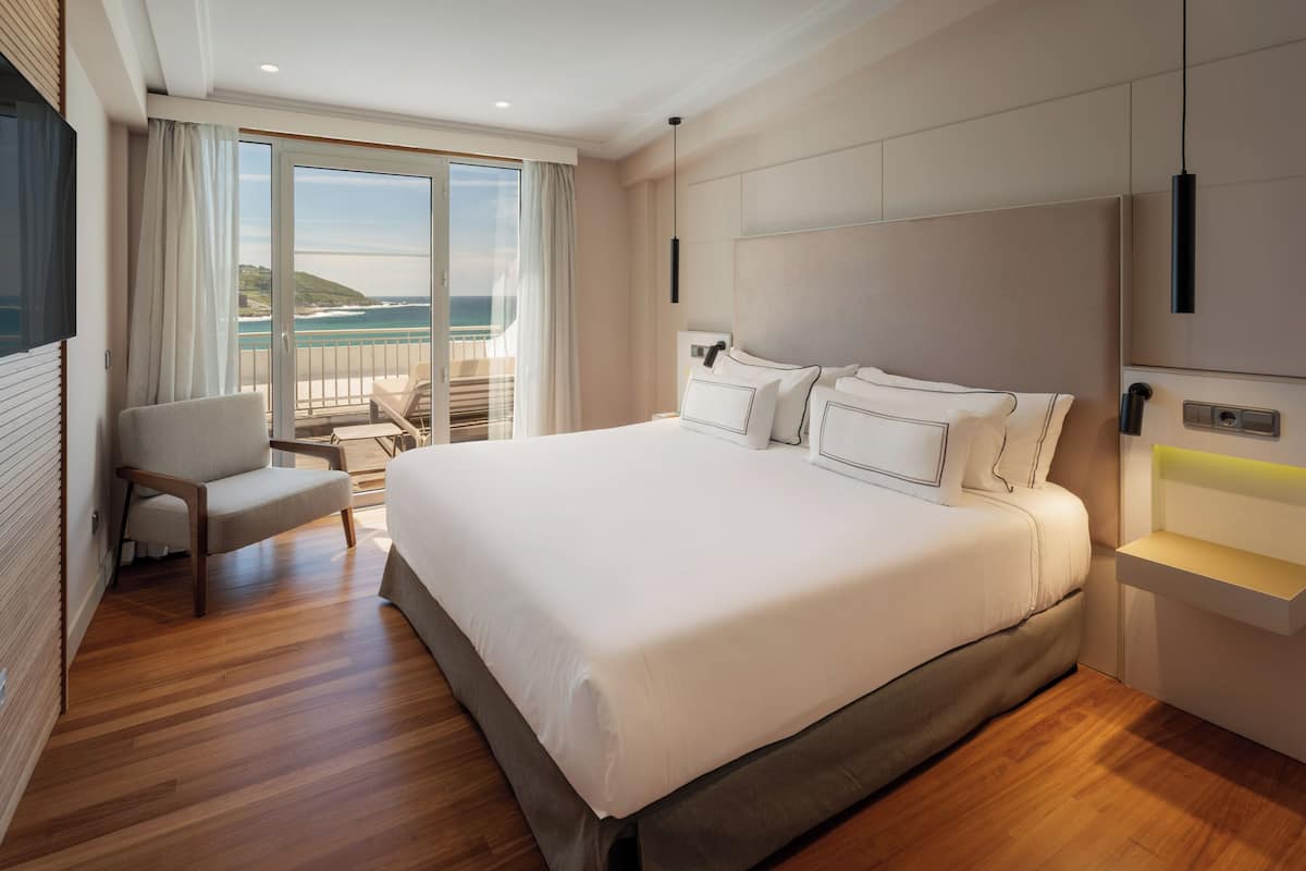 Suite Duplex Sea View | 1 bedroom, minibar, in-room safe, desk