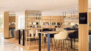 Un interior moderno con una zona de bar de madera, asientos y una estación de coctelería.