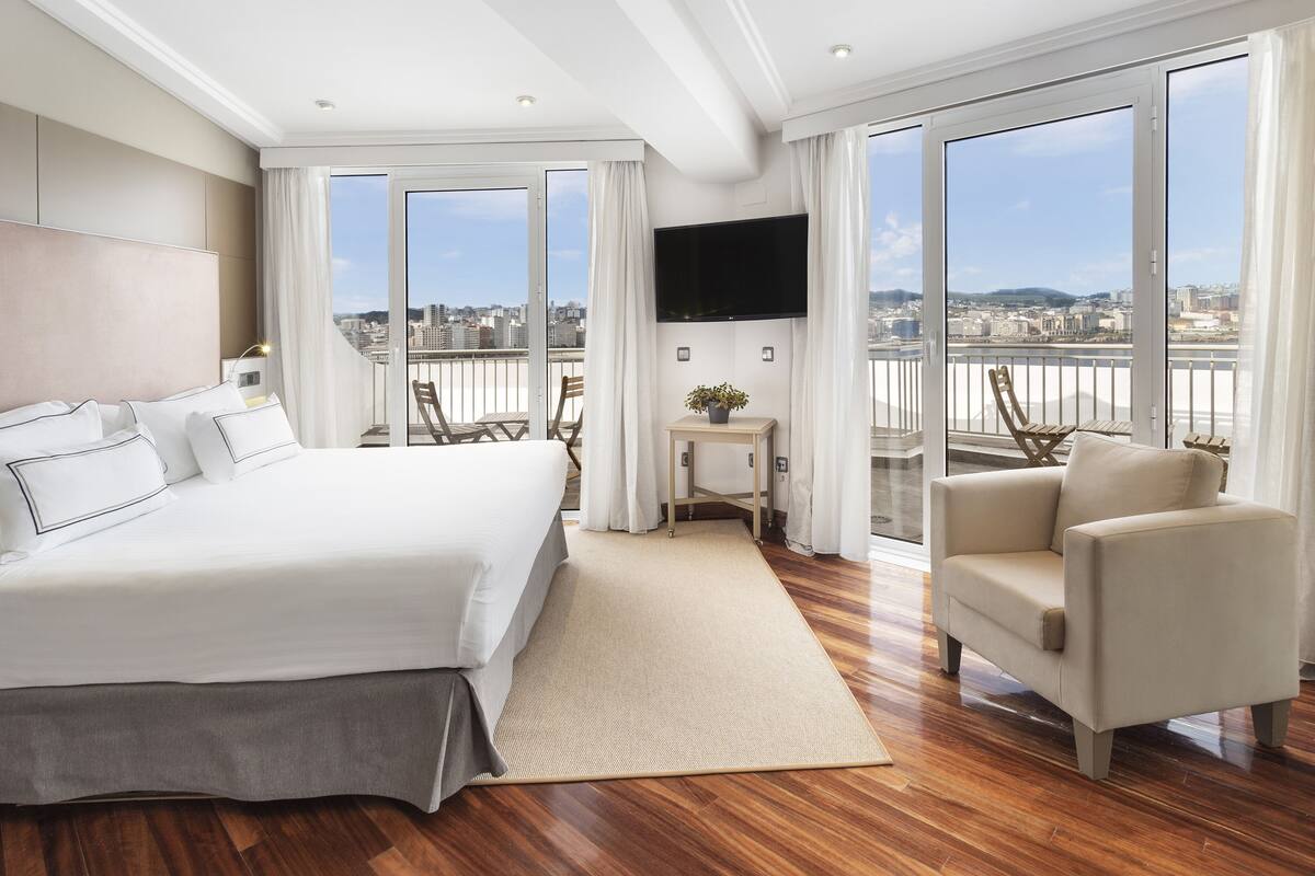 grand suite, sea view | 1 bedroom, minibar, in-room safe, desk