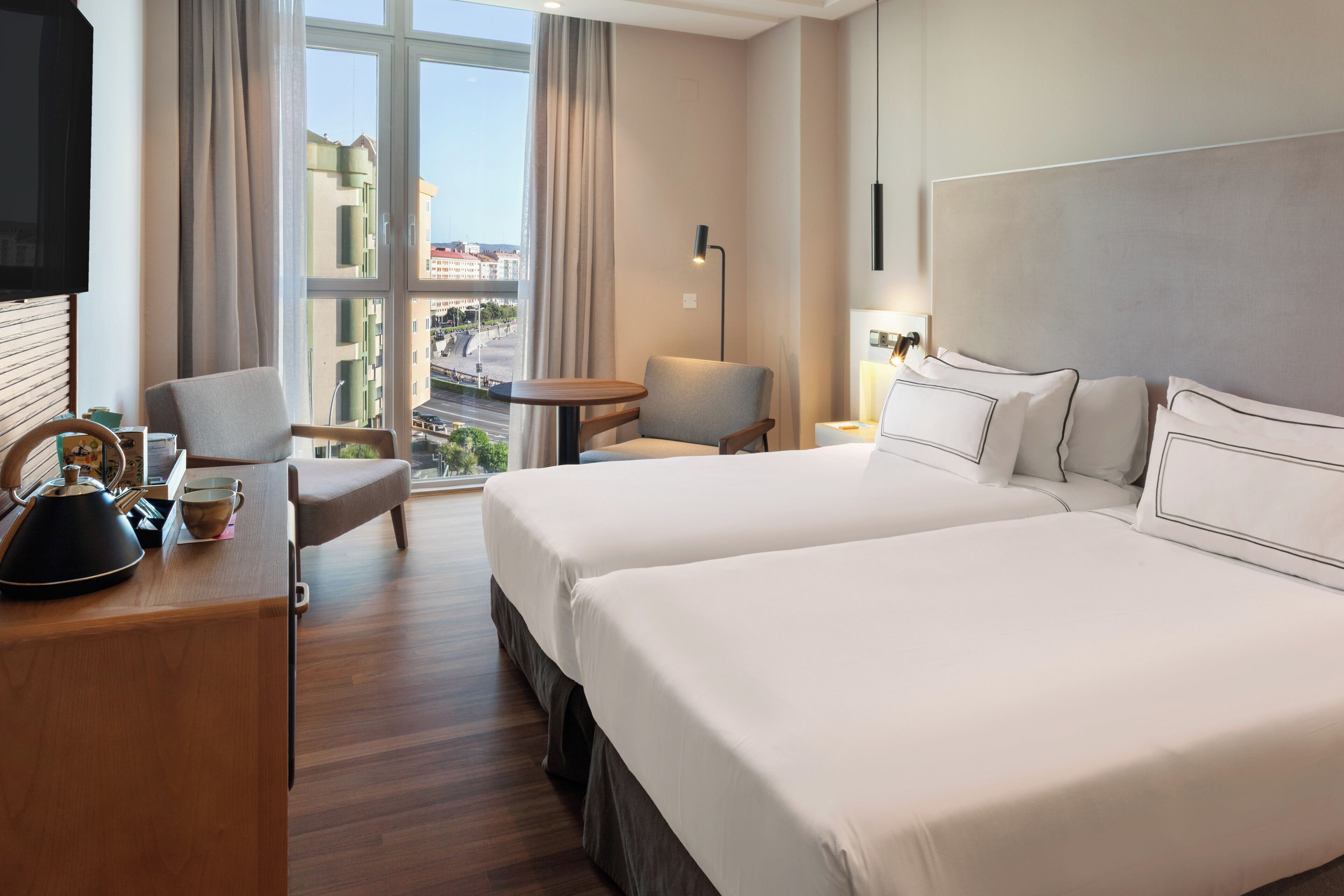 Deluxe Room with Sea and Promenade View | Safe på rommet, blendingsgardiner og strykejern/-brett