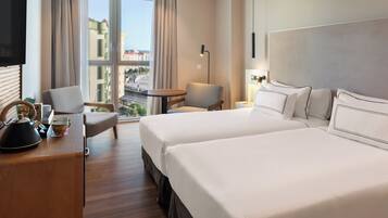 Deluxe Room with Sea and Promenade View | Safe på rommet, blendingsgardiner og strykejern/-brett