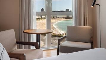 Habitación Deluxe, vistas al mar | Caja fuerte, escritorio, cortinas opacas y tabla de planchar con plancha