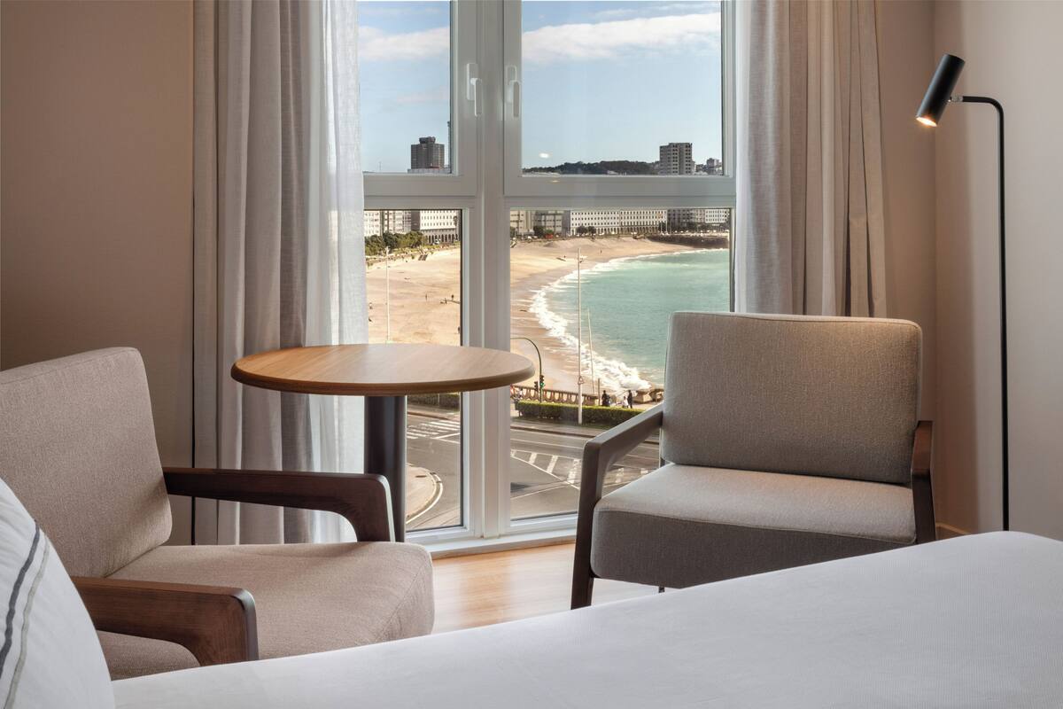 deluxe room, sea view | 1 bedroom, minibar, in-room safe, desk