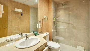 Klassieke tweepersoonskamer | Badkamer | Een haardroger, een bidet, handdoeken