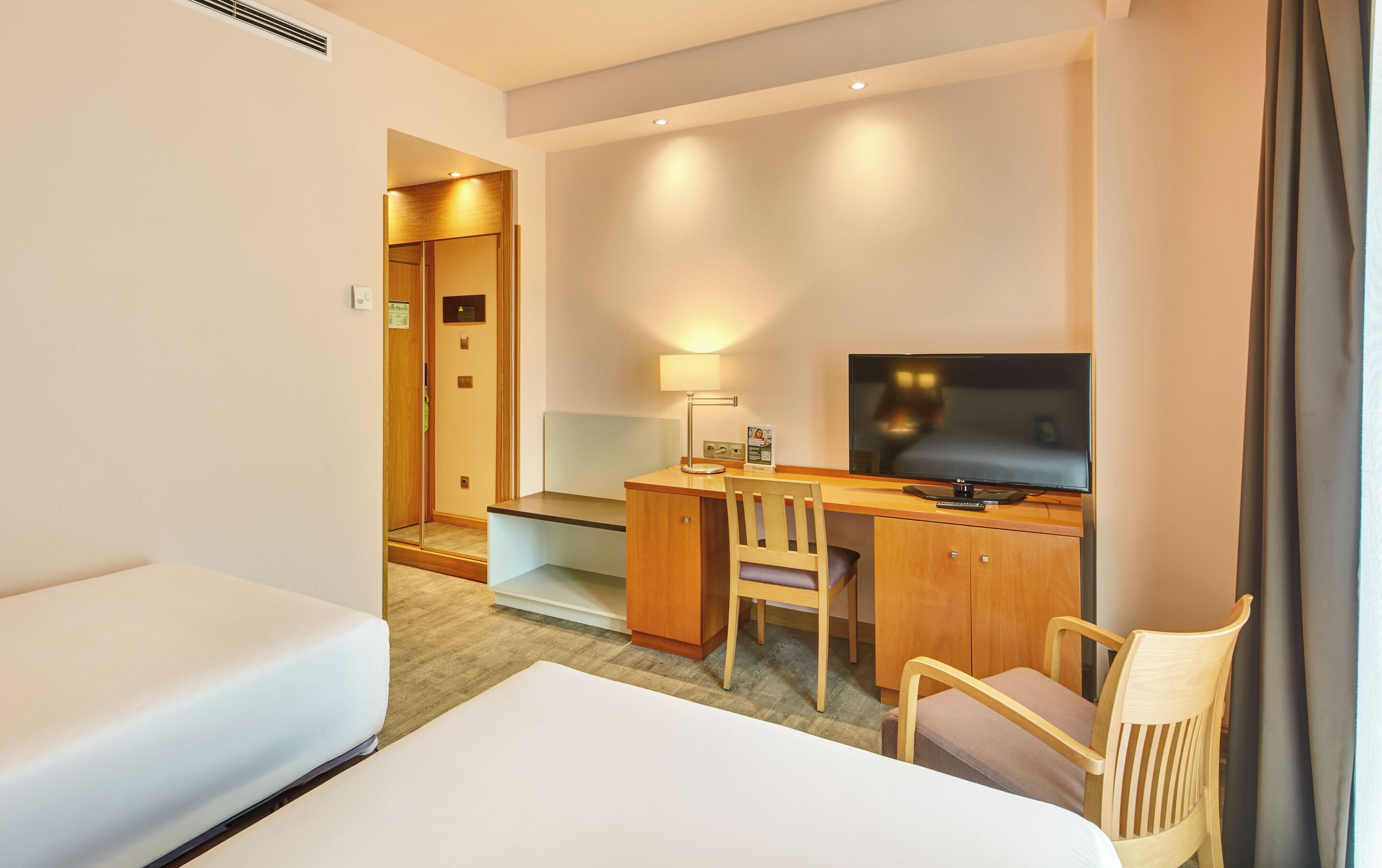 classic twin room | 1 bedroom, minibar, in-room safe, desk