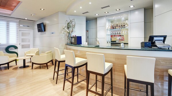 1 quarto, frigobar, cofres nos quartos, escrivaninha