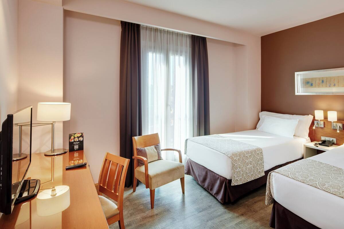 Minibar, safe på rommet, skrivebord og lydisolert