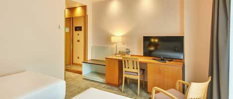 Chambre classique avec lits jumeaux | Minibar, coffre-fort, bureau, systĂšme dâinsonorisation