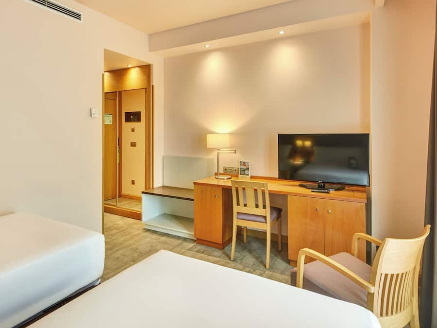 Classic Twin Room | Minibar, in-room safe, desk, soundproofing