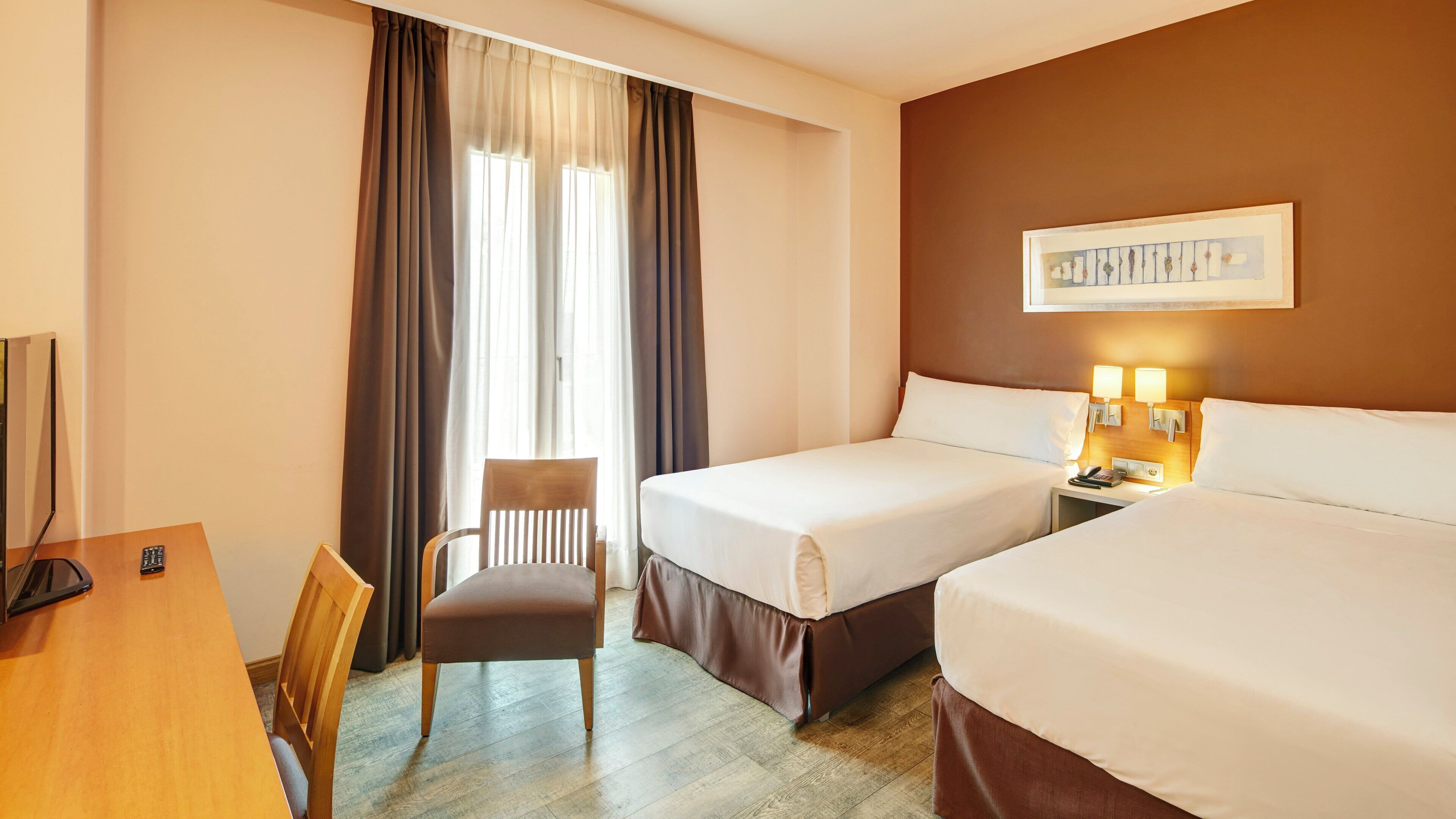 Classic Twin Room | Minibar, in-room safe, desk, soundproofing