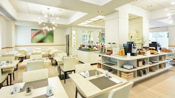 Se ofrece un desayuno bufé todos los días (por un coste adicional)