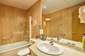 Een haardroger, een bidet, handdoeken