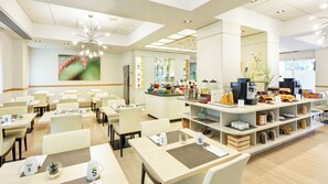 Café da manhã com buffet todos os dias (EUR 13.5 por pessoa) 