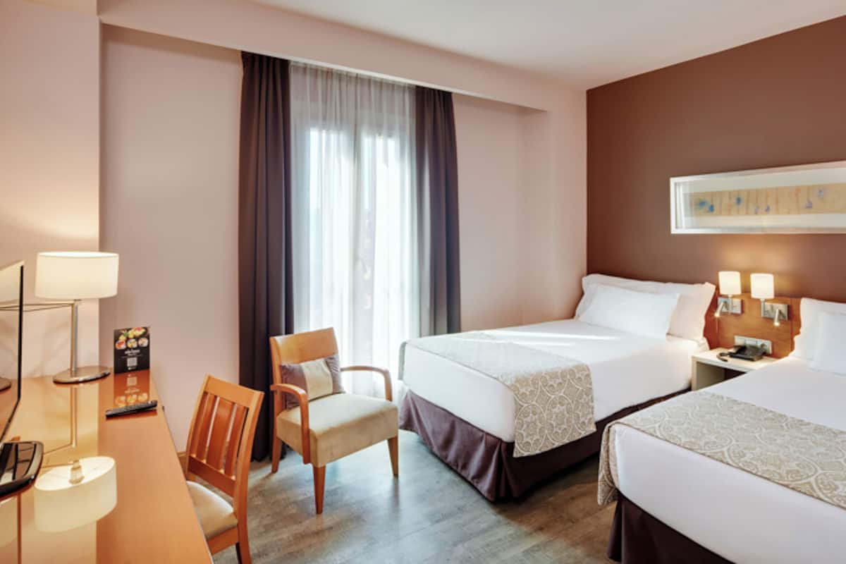 Chambre Classique avec lits jumeaux | 1 chambre, minibar, coffres-forts dans les chambres, bureau