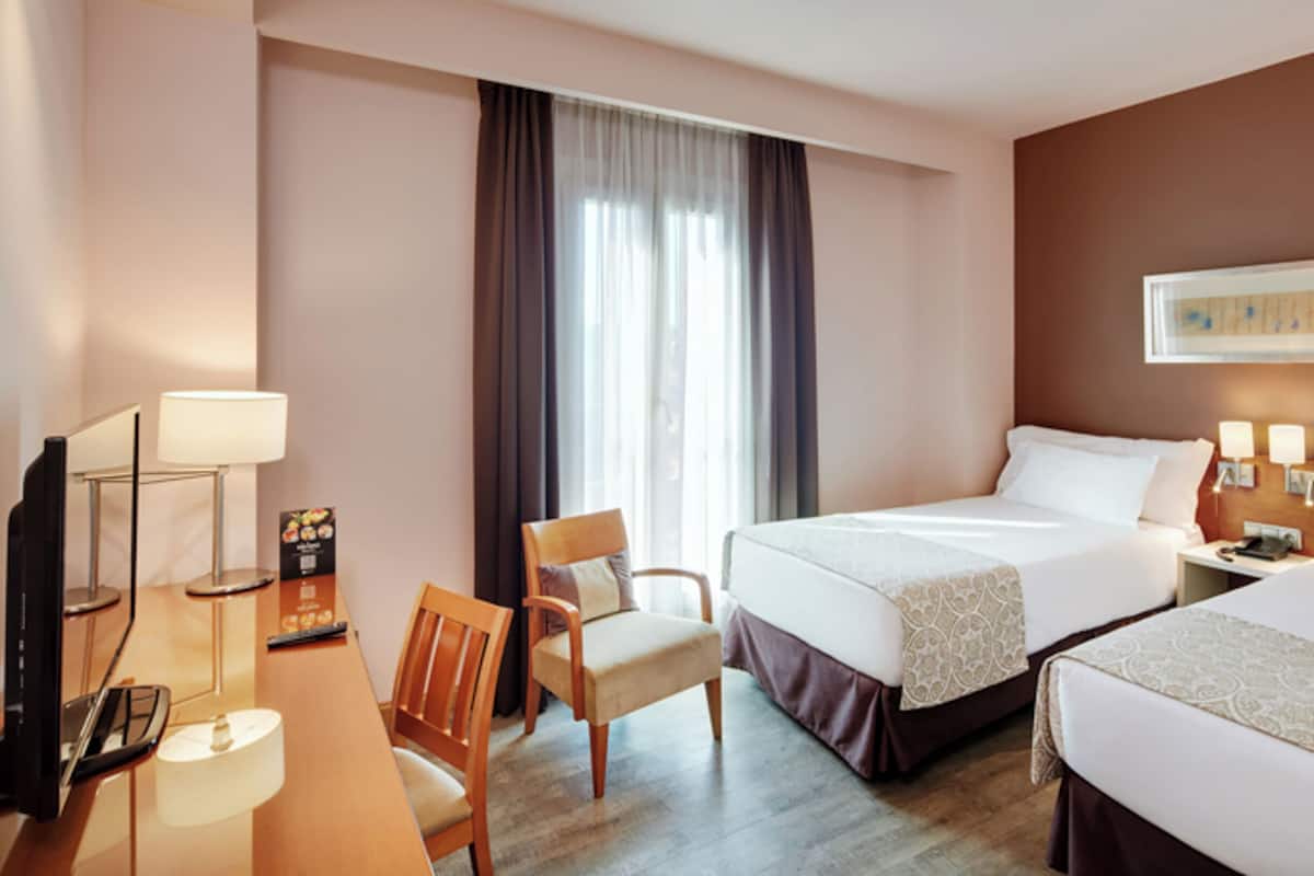 Kamar Twin Klasik | 1 kamar tidur, minibar, brankas, dan meja kerja