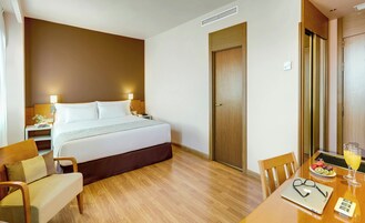 Minibar, caja de seguridad en la habitación y escritorio