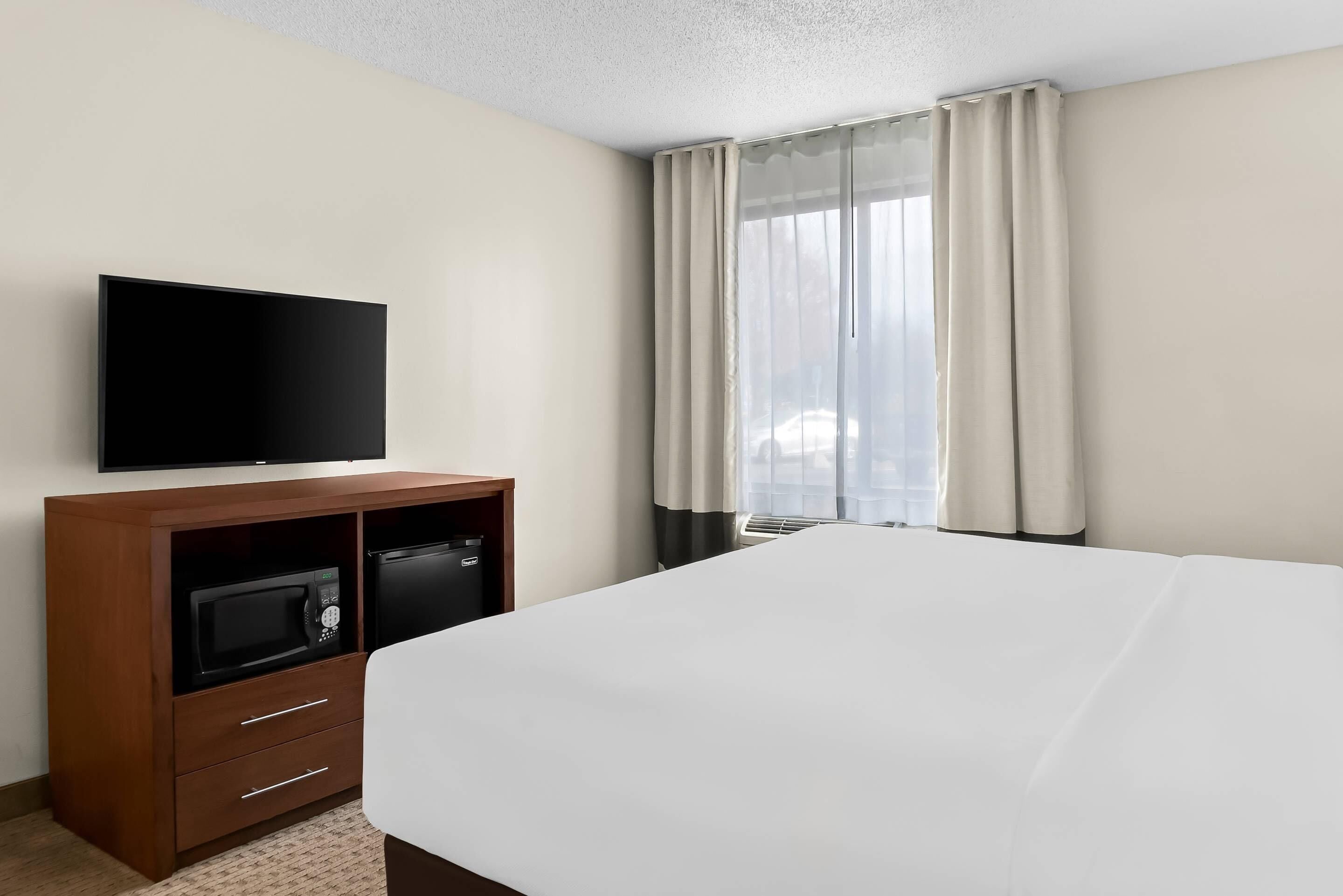 Premium bedding, in-room safe, desk, laptop workspace