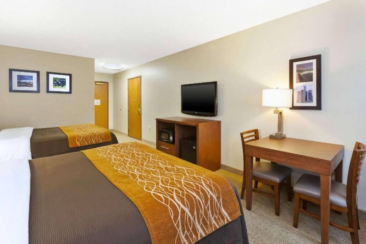 Premium bedding, in-room safe, desk, laptop workspace