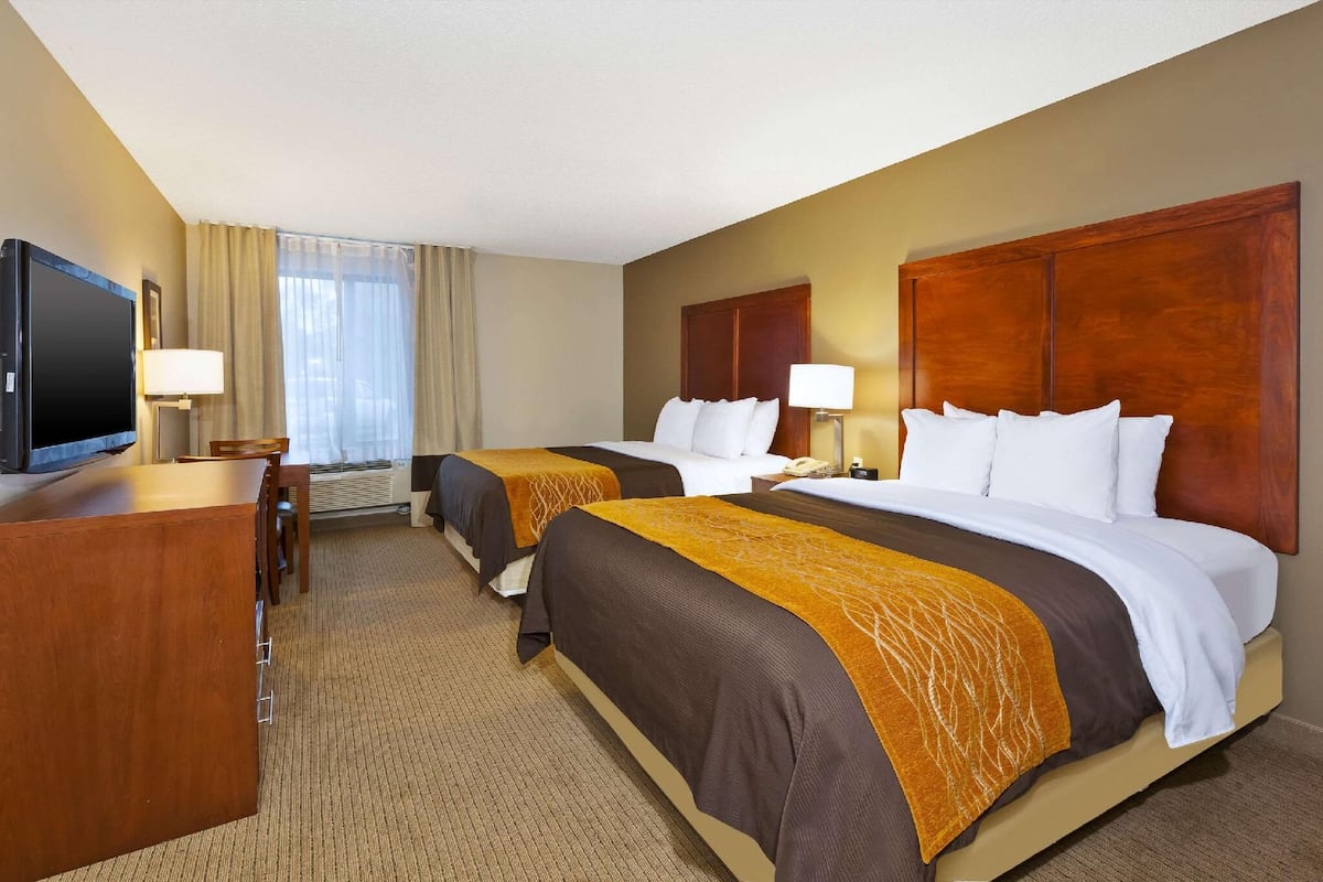 Premium bedding, in-room safe, desk, laptop workspace