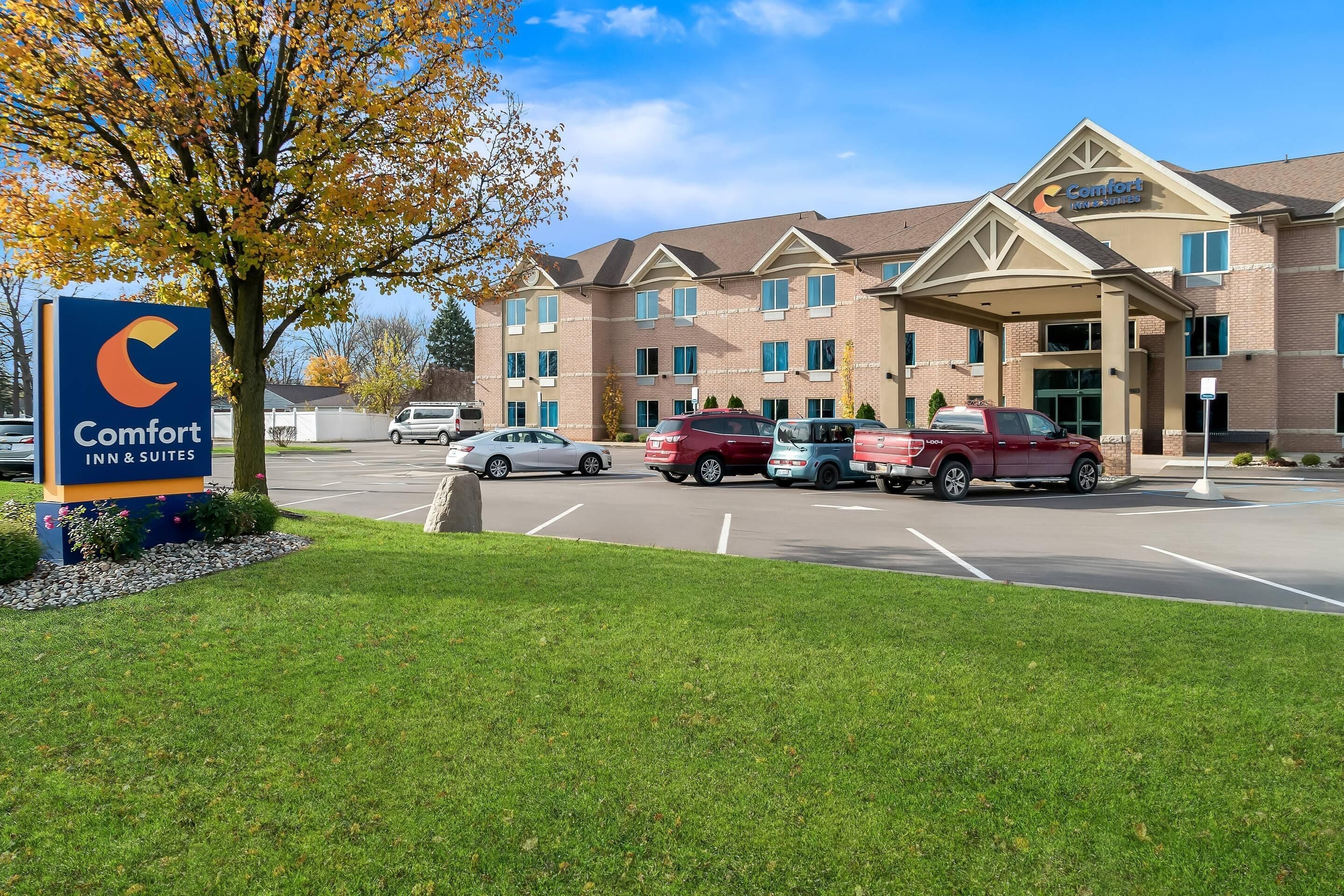 A Comfort Inn & Suites hotel with a parking lot, a covered entrance, and a signboard.