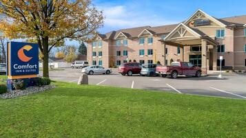 A Comfort Inn & Suites hotel with a parking lot, a covered entrance, and a signboard.