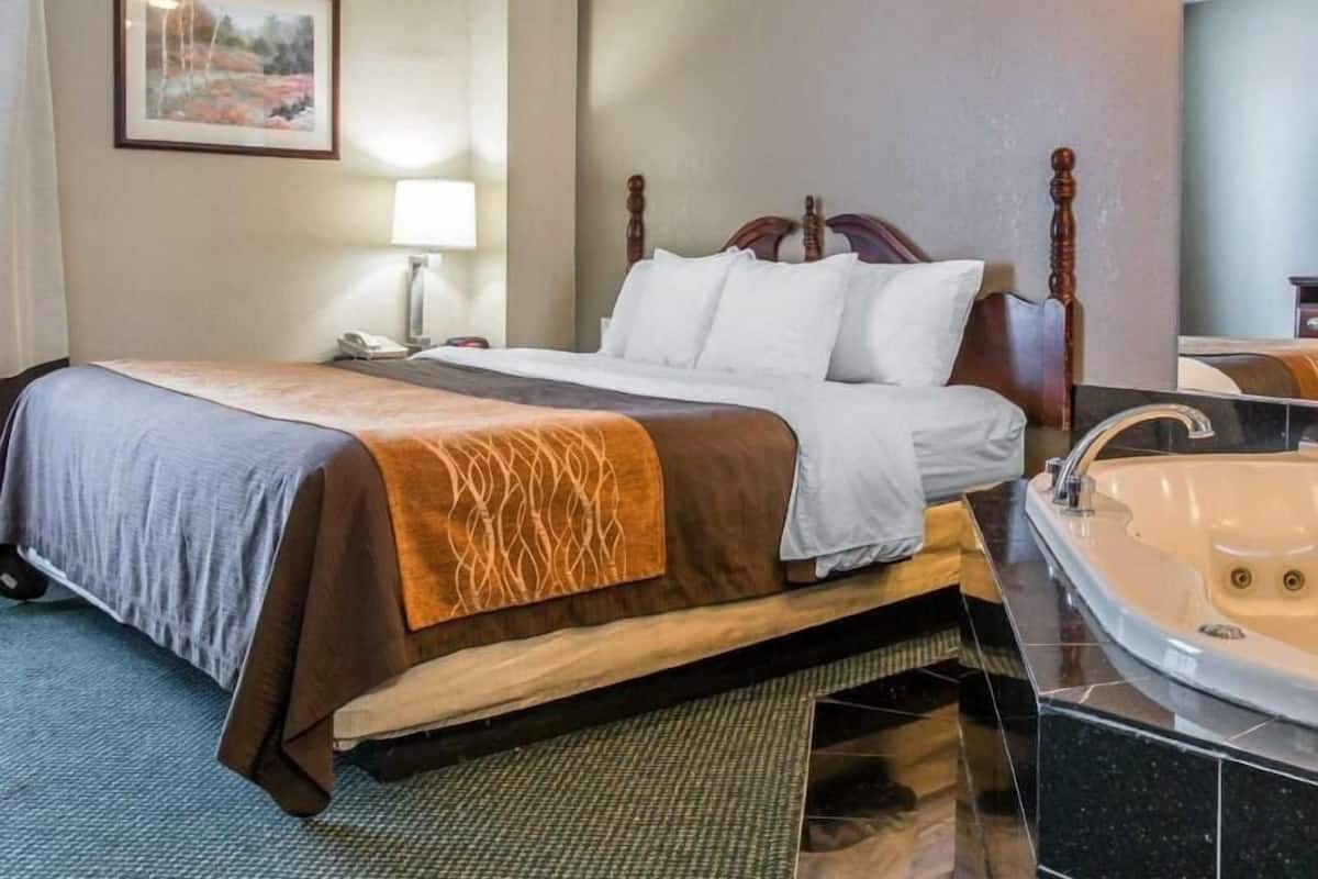 Premium bedding, in-room safe, desk, laptop workspace