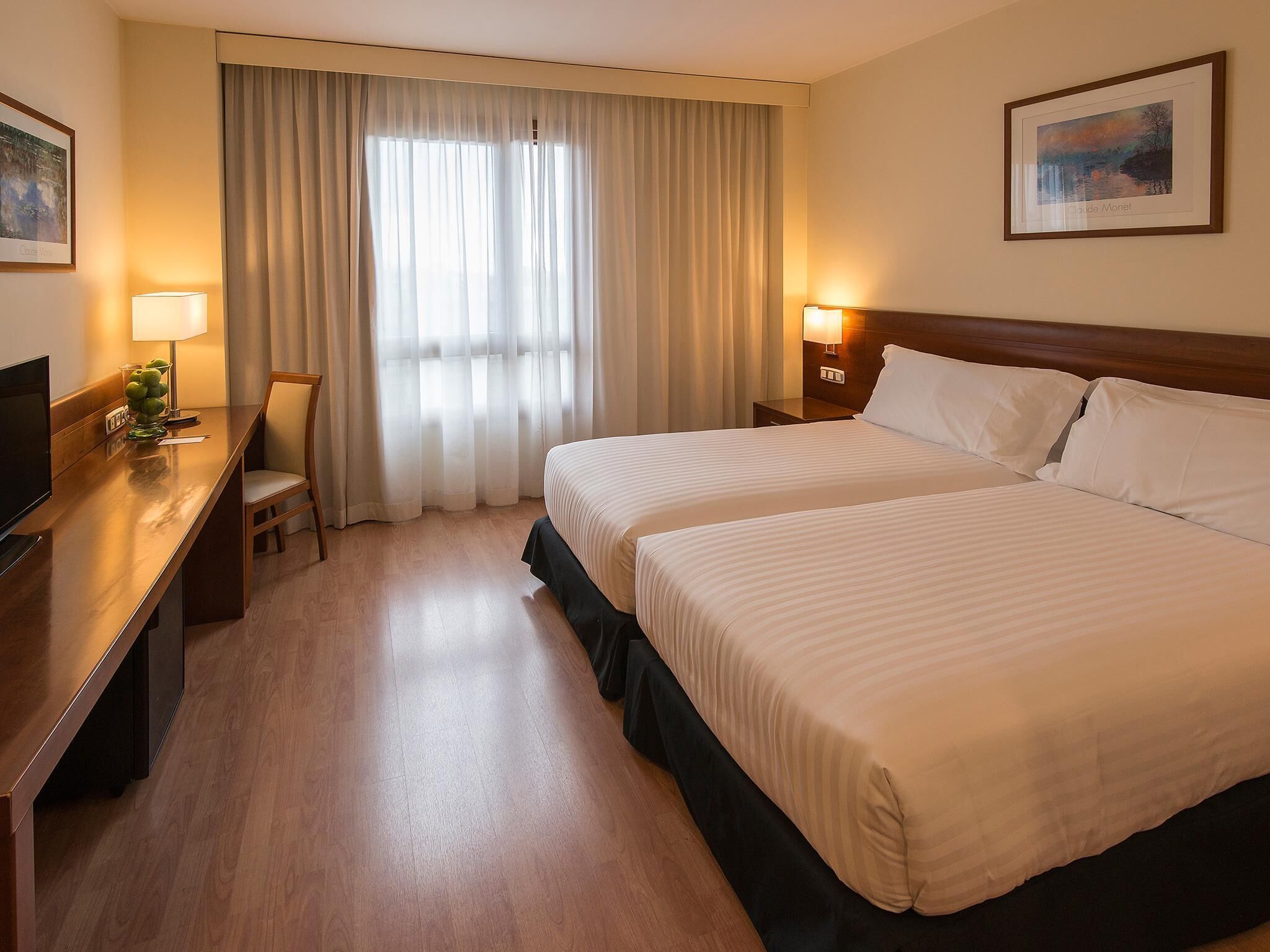 Minibar, brankas, meja kerja, dan setrika/meja setrika