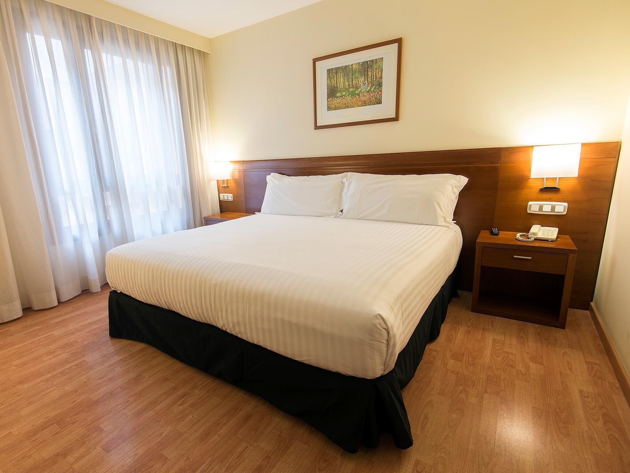 Minibar, brankas, meja kerja, dan setrika/meja setrika