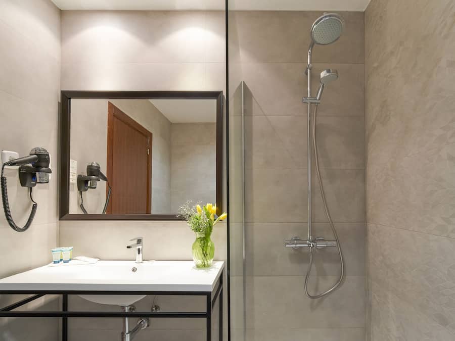 Baignoire, articles de toilette gratuits, sèche-cheveux