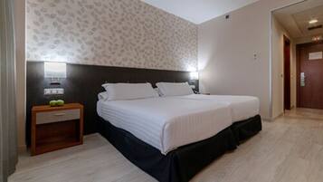 Double or Twin Room | Bar mini, peti besi dalam bilik, meja, seterika/papan seterika